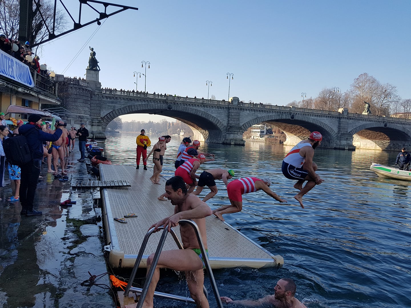Cimento Invernale "Orsi Polari", è record: 151 in acqua!